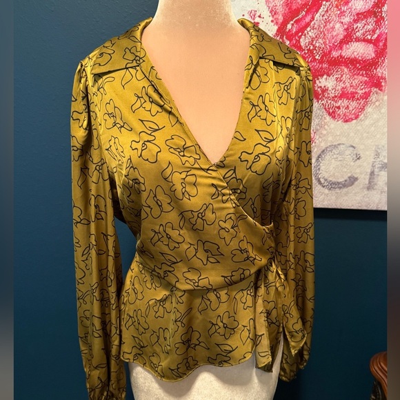 ASTR the label Asymmetrical Collared Floral Wrap Top Olive Floral Sketch Large - Picture 1 of 9
